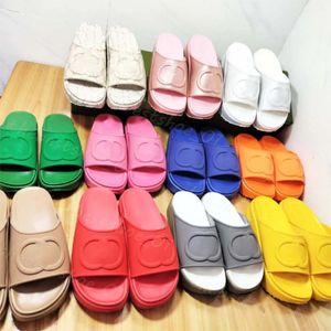 Zapatillas de diseñador Mujer Plataforma Zapatilla Clásicos Diapositivas de goma Chanclas de color sólido Sandalias antideslizantes Zapatos planos versátiles con fondo grueso