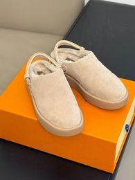 Zapatillas de diseñador para mujer Diapositivas de lana Invierno Piel de lujo Esponjoso Peludo Letras cálidas Sandalias Cómodas Hojas de hierro invertidas borrosas Chanclas para niñas