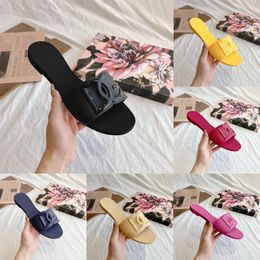 Designer pantoffels Lage hak slipper Dames Casual sandalen Dames luxe mode sandles Zomer Platte rubberen buitenstrandschoenen Zwembadzijden pantoufle claquette