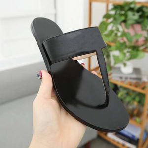 Pantoufles de créateurs de qualité supérieure Tongs en cuir de luxe Diapositives Chaînes en métal Sandales d'été Chaussures de plage Pantoufles de mode avec boîte SZ 5 - 13 NO3