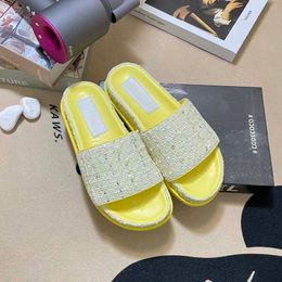 Zapatillas de diseñador Sandalias de lujo para mujer Cuero Nuevas zapatillas de moda para exteriores Superficie de tela cruzada plana para mujer Sandalias coloridas 002