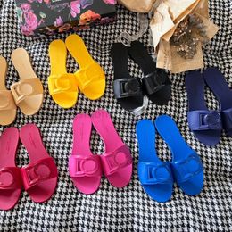  Zapatillas de diseñador mula zapatillas para mujeres boutique múltiple color zapatillas nuevas zapatillas de alta calidad parejas familiares zapatos casuales de verano encanto playa