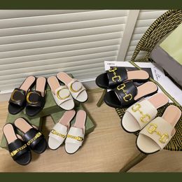 Zapatillas de diseñador Sandalias Premium Sense Mujer Ropa de verano Moda Uno Zapatillas de fondo plano Horsebit Hebilla Sandalias de cuero para mujer con caja