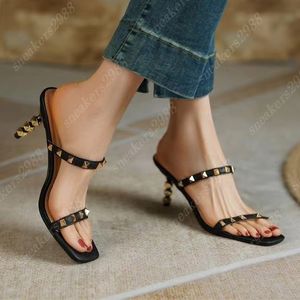 Designer slippers sandalen hoge hakken sandalen Romeinse luxe klinknagels platte bodem lederen sandalen slippers vrouwen hoge hakken comfortabele casual zomer strand slippers