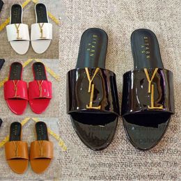 Designer Slippers Sandals Slides Plateforme extérieure Luxury Metallic Sandals Sandales Designer Slides Femmes Slippers Chaussures Summer Fashion Sable avec Box Taille 37-42
