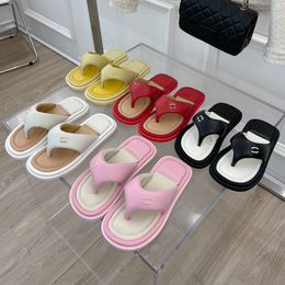 Slippeurs de créateurs sandales Candus en cuir d'été Colored Femme's Herringbone Slippers Luxury Designer chaussures plates à la mode de plage décontractée pour femmes avec boîte