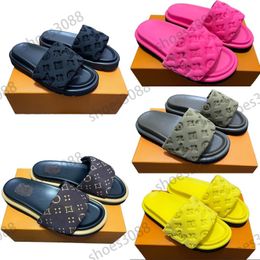 Sandalias de diseñador Famosa Mujeres Slides para hombres Sliders Summer Beach Sandals Sandals Tobas de almohada Caso de almohada 10a zapatillas de moda suaves 35-46 habitación al aire libre marrón negro Sh010