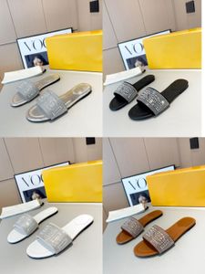 Les sandales pour femmes de créateurs de luxe sont en cuir et ornées de broderies en strass argentés. Chaussons en cristal synthétique pointure 36-42