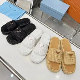 Designer slippers slippers omgekeerde driehoek slippersbrand klassieke niet-slip dames platform sandalen zwart wit 2024