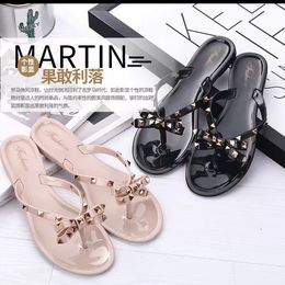 Designer Slippers Summer Femmes Flip Flip Flops Chaussures Classic Quality DamesdddSed Hool Bow Knot Flat Slipper Femme Rivet Jelly Sandals Chaussures