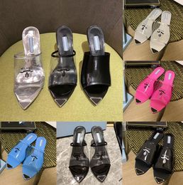Designer Women Sandals triangle logo imprimé talons en plexiglass pantoufles transparentes pvc talon imprimé diapositives en cuir semelle en cuir à l'intérieur de la chaussure plate en métal émaillé