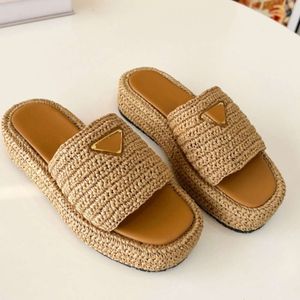 Designer Slippers Driehoek Gesp Raffia Stro Espadrilles Dames Dikke bodem Sandalen Instappers Muilezels Glijbanen Dames Platform Sleehakken Vierkante teen Slippers Zwembadglijbanen