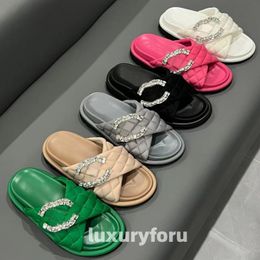 Designer Slippers Femmes Hommes Puch matelassé Pool Oreiller Confort de sandale Brotte de croix Mule Crystal Boucle Bouclée Plateforme de semelle