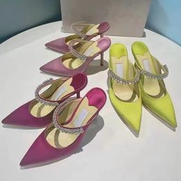 Zapatillas de diseñador de marca para mujer, tacones altos puntiagudos, toboganes de diamantes de cristal de tacón fino, zapatillas versátiles de moda, sandalias Baotou de un pedal