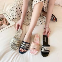 Designadoras zapatillas Sandalias para mujeres Slippre plano bordado zapatos de impresión de letras de deslizamiento fácil de tobogán mulas de goma fáciles de verano