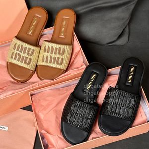 Sandalias de diseñador Sandalias de mujeres zapatos de fiesta de playa al aire libre Sandalias de suela suave de verano Flip plano