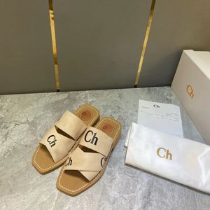 Lettre Brodée Pantoufles Femmes De Luxe Diapositives À Bout Ouvert Designer Chaussures Classique Talon Plat Talon Chunky Sexy En Plein Air Bois Bas Bretelles Croisées Cavans Summer Beach