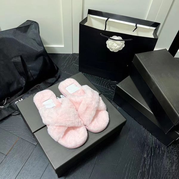 Pantoufles de créateurs femmes diapositives hiver nouvelle lettre en métal talon plat fourrure tongs en plein air laine croix pantoufles chaud mode doux peluche dos blanc rose plate-forme chaussures