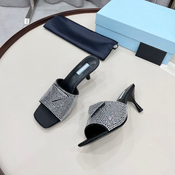 Designer Slippers Femmes Slipper Vérifiez le triangle de sandale logo talons hauts Sandales en cuir breveté Pure tongs des tongs