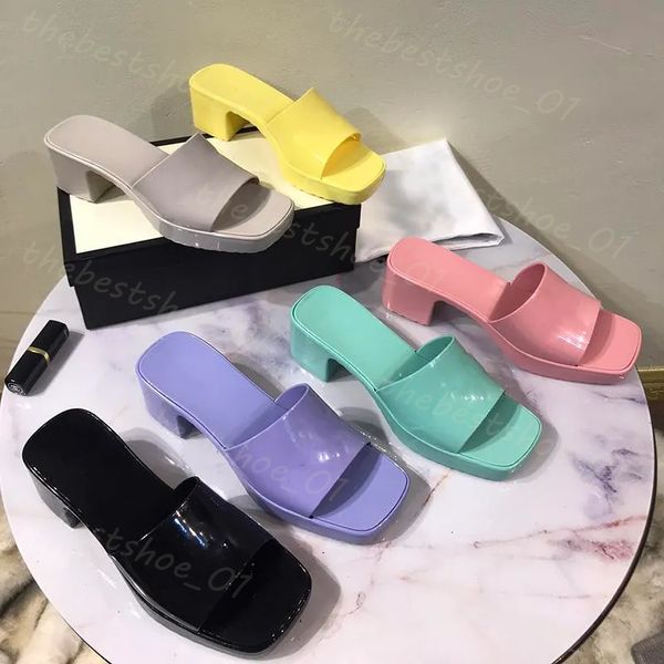 Designer Femmes Slippers Chunky Rubbery Slippers Summer Sandales Sandales Sandales de plage Alphabet Sandales High Heels Sandale Rose Green Couleur Couleur