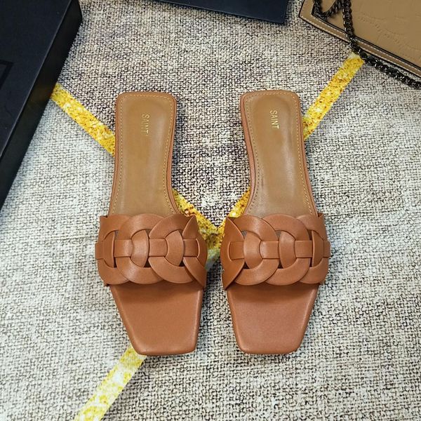 Designer Slippers Femmes hommage glissades sandales slappées de mollet de veau en cuir peau moules mulets marron en relief de luxe femme glissa glissin