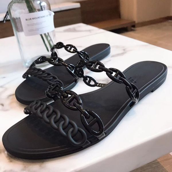 Pantoufles de créateurs Femmes Noir Bleu Vert Sandales MS Nez Pig Chain 2023 Printemps Été Casual Gelées Chaussures Glaçage Hforme Plat Pantoufles De Plage 35-41