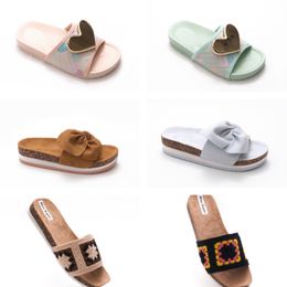 Pantoufles de créateurs Sandales d'été pour femmes Mode brodé Mules plates Plate-forme Brodée Lin Haut Talon Sandale Plate-forme Sliders Chaussures