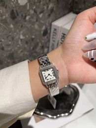 Relojes pequeños plateados de diseñador con diamantes Reloj de 22 mm para mujer con caja Movimiento de cuarzo importado de alta calidad con carcasa de acero de precisión y esfera plateada