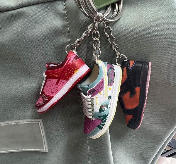 Designer sneaker porte-clés créatif chaussure basse porte-clés mode sac à dos pendentif étudiant porte-clés garçons et filles cadeaux