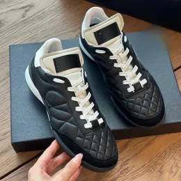 Sneakers de créateurs Chaussures décontractées de veau de veau neuf pour plaid en forme de diamant Petite chaîne de parfums Chaussures décontractées Plateforme de course Chaussures de formation allemandes pour femmes