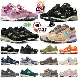 Sneakers de créateurs Chaussures de course Men Femmes 2002r Protection Pack Phantom Pink Breathable Randable Nouvelle mode 20 02r Flat Outdoor Sports Trainers