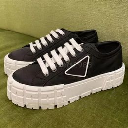 Zapatillas de deporte de diseñador Gabardina Nylon Zapatos casuales Marca Ruedas Entrenadores Zapatillas de lona de lujo Logotipo de triángulo Plataforma de moda Zapato sólido realzar