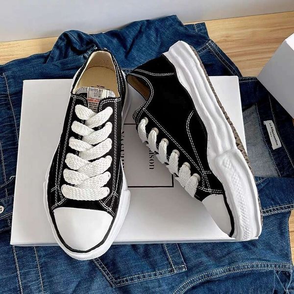 Zapatillas de deporte de diseñador Maison Mihara Yasuhiros Mmy Men Black White Sneakers Mujeres Luxury Flat Paters Outdoor Abierto Smile Walking Casual