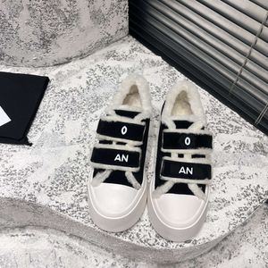 Sneakers de créateurs Chaussures décontractées surdimensionnées blanc noir en cuir noir de luxe Velvet en daim pour femmes