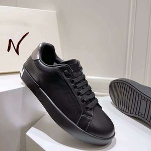 Sneakers de créateurs Chaussures décontractées surdimensionnées blanc noir en cuir noir de luxe Velvet en daim pour femmes