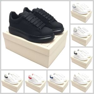 Designer Sneakers Chaussures Casual Chores Men Femmes Classic Suede en cuir surdimension