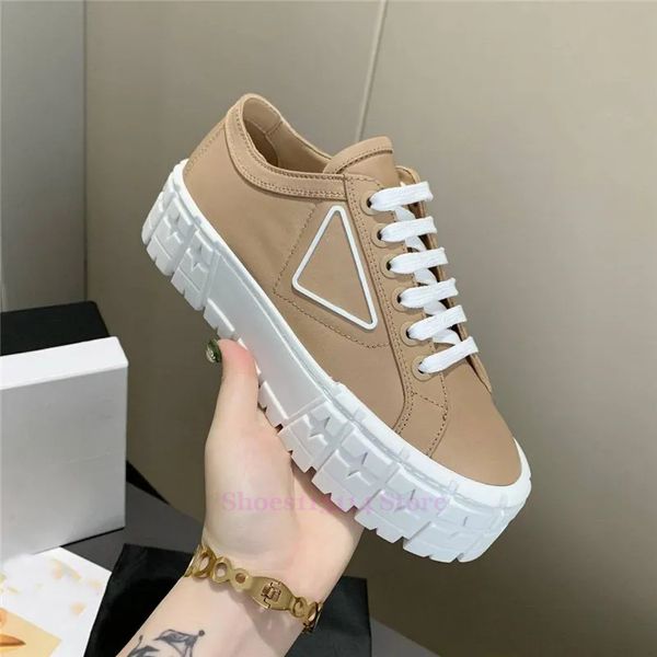 Zapatillas de deporte de diseño Logotipo de triángulo Zapatos casuales Entrenadores de ruedas Lona de lujo Mujeres Damas Zapatillas de deporte de corte bajo Plataforma de moda gruesa Sólido Aumentar Zapato