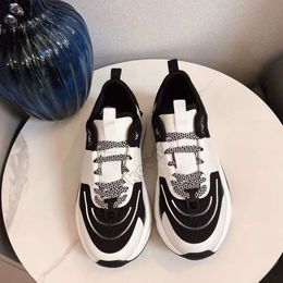Sneakers de créateurs V Men de pointe en cuir pour hommes Chaussures décontractées marron noir Blanc superposition plateforme