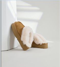 Diseñador Botas de nieve Tazz Tazz Australian Slipper Platform Mules Fluffy Mules Cálidos Invierno Fur Boties Zapotes lujosos Bottes Gnyt