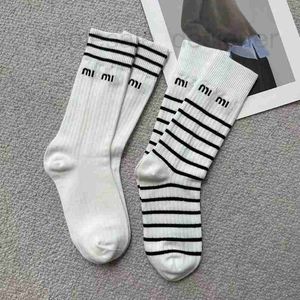 Chaussettes de créateur à la mode et douces avec lettre M, bonneterie à rayures noires et blanches, chaussettes en coton empilées à Tube moyen pour femmes KXKJ