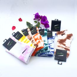 Designer-Socken für Männer und Frauen, reine Baumwolle, atmungsaktiv, modisch, klassische Hakenstickerei, Farbe, Batikmuster, lässige Sportsocken, knöchellang, mittelkurz, Röhre drei