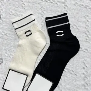 Chaussettes de créateurs pour femmes chaussettes en maille en coton avec des lettres concepteurs de cotes