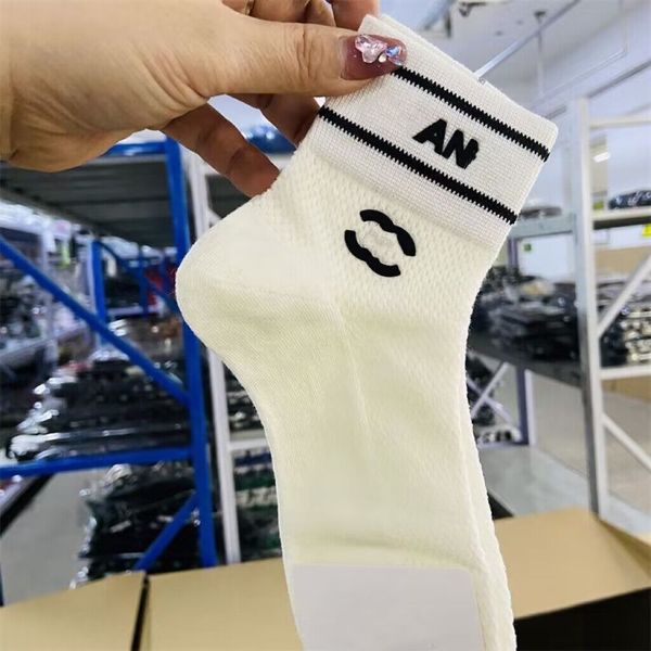 Calcetines de diseñador para mujer Calcetines de malla transpirable de algodón con letras Pieza Medias de diseñador Clásico Negro Blanco