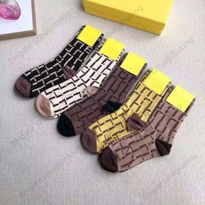 Chaussettes de créateurs Imprimé alphabet de luxe pour hommes et femmes Chaussettes de coton de sport brodées 5 paires d'une boîte de chaussettes hip hop de rue en gros