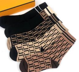 Calcetines de diseño Calcetín de algodón de lujo para hombres y mujeres Calcetín clásico de gulter Comfort Media de movimiento de flash de moda de alta calidad con cajas