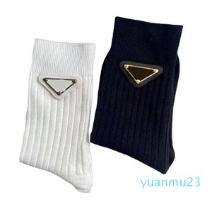 Chaussettes de créateurs de luxe Hommes Femmes Coton Chaussette Classique P Lettre Confortable Haute Qualité Mode Flash Mouvement Tube Moyen