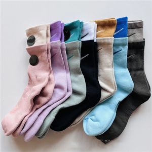 chaussettes de créateurs hommes femmes chaussettes de sport lettres et imprimés brodés tube court extérieur chaussette de course à séchage rapide bas de coton de mode chaussettes de créateurs pour femmes