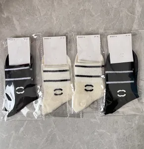 Chaussettes de créateurs hommes femmes coton chaussettes en maille respirante avec lettres pièce de luxe marque de licence classique noir blanc