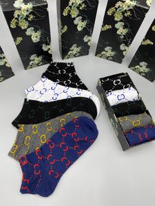 Chaussettes de créateurs Hommes Femmes Haute Qualité Classique Logo Personnalisé Broderie Elite Sock Sport Résistant À L'usure Chaussettes Quatre Saisons cinq paires avec boîte