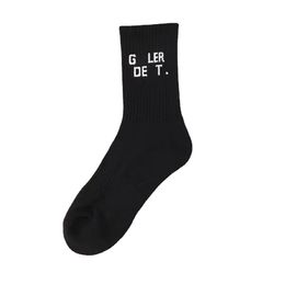 Chaussettes de créateurs Hommes Femmes Lettre Pur coton Ventiler Bas Street Pop Marée Chaussettes Sports de plein air Chaussettes 11 Couleurs Choix libre